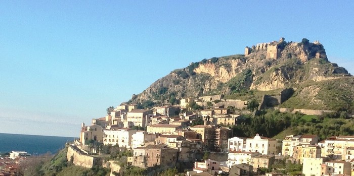 Amantea (Cosenza). "Se la tua famiglia non mi vota perdi il posto": Arrestati ex sindaco e consigliere"