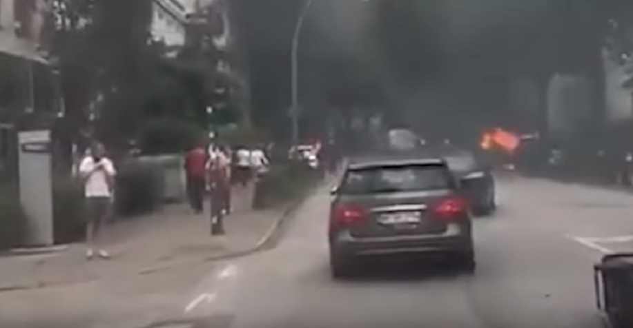 G20 Amburgo, automobilisti costretti a fare slalom tra le auto in fiamme