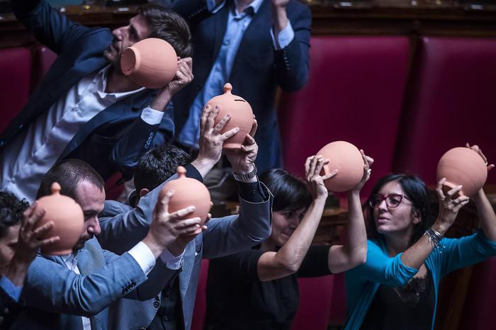 Fiducia su banche venete, protesta M5s con i salvadanai pieni di monete