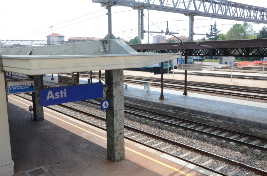 Asti, donna taglia ciocca di capelli a ragazza in stazione e fugge