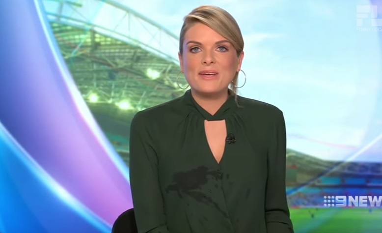 Giornalista cade dalla sedia e impreca in diretta