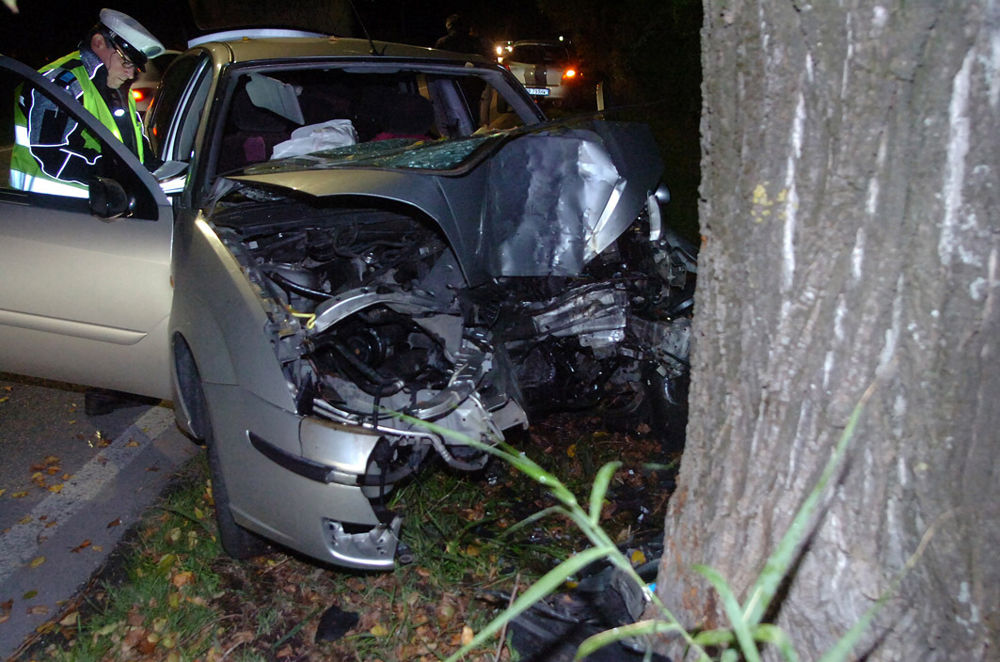 Incidente a Roma, auto contro albero a Tor di Quinto: gravi due ragazzi