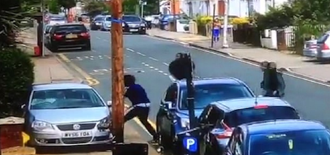 Londra, auto quasi uccide membri gang durante rissa: loro reagiscono così