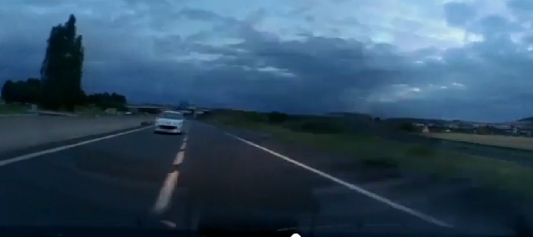 Francia, contromano in autostrada: Gendarmerie rischia frontale VIDEO