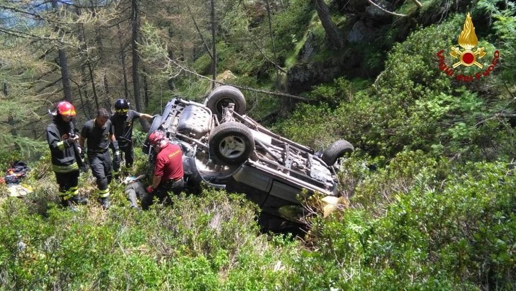 Fuoristrada finisce nel dirupo sulla via del Sale: due morti, tre feriti FOTO