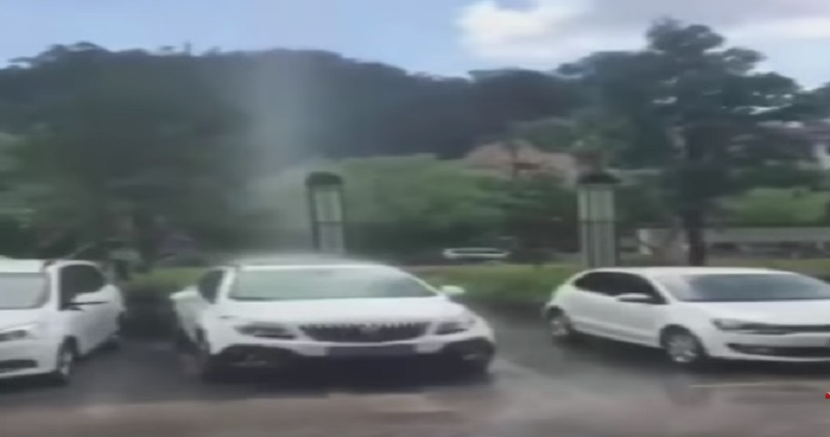 Cina, ecco la "nuvola di Fantozzi": piove solo su un'auto