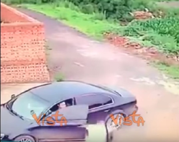 Cerca di rubare auto: dentro ci trova coppietta appartata