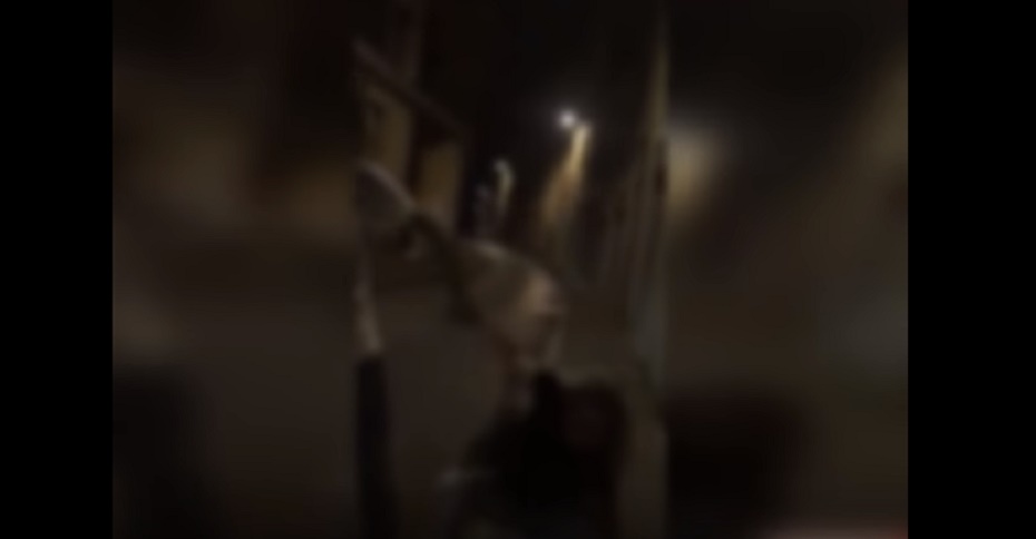 Avellino, uomo picchia una donna in strada: "Mi ha inguaiato, p......!"