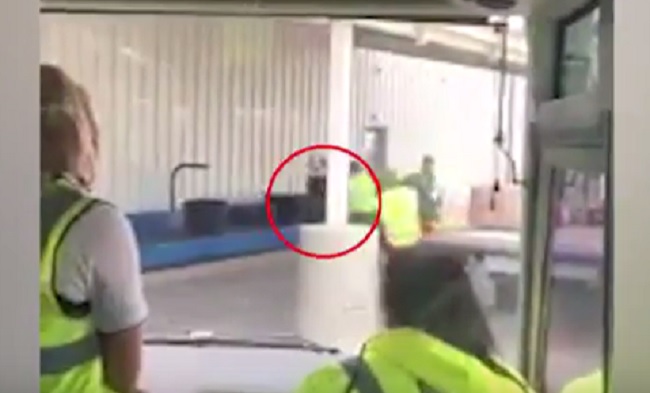 YOUTUBE Addetto aeroporto lancia con violenza i bagagli dei passeggeri
