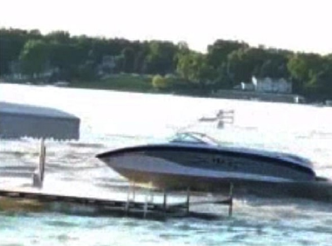 YOUTUBE Motoscafo impazzito ferisce 10 persone: uomo al timone si è tuffato in acqua ubriaco