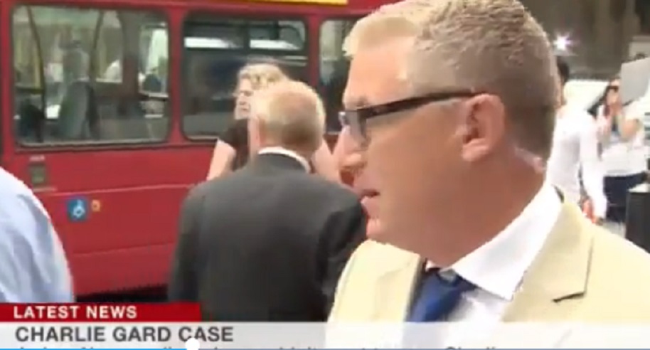 Giornalista Bbc parla: dietro di lui un uomo finisce sotto al bus