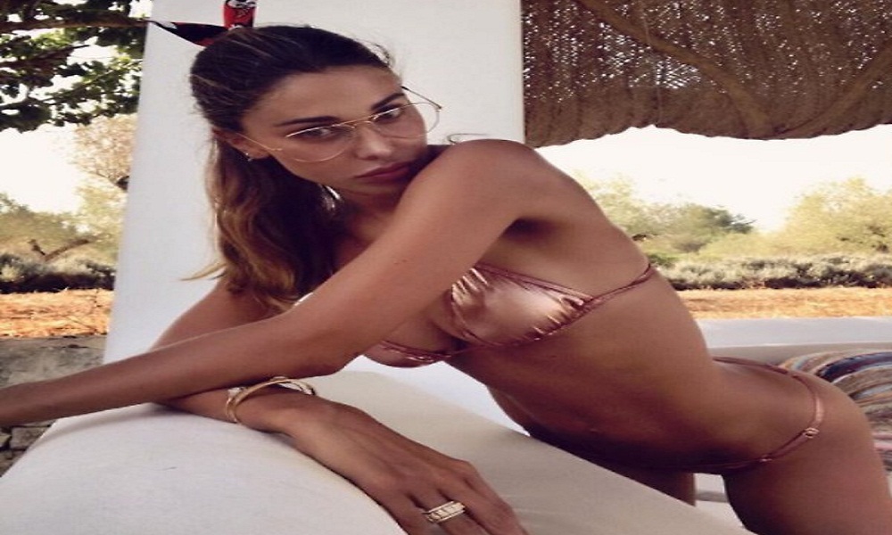 Belen Rodriguez, la FOTO su Instagram con la mano gigante