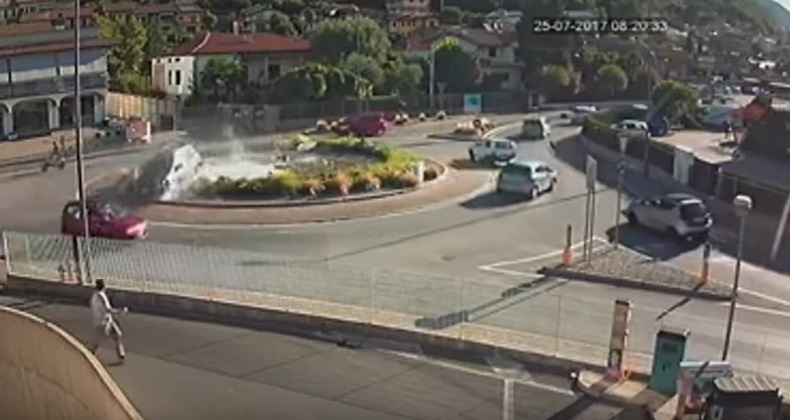 Tappetino le blocca freno, finisce nella fontana dopo aver schivato altre auto