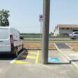 Zanica, al centro del parcheggio disabili c'è un palo della luce FOTO 01