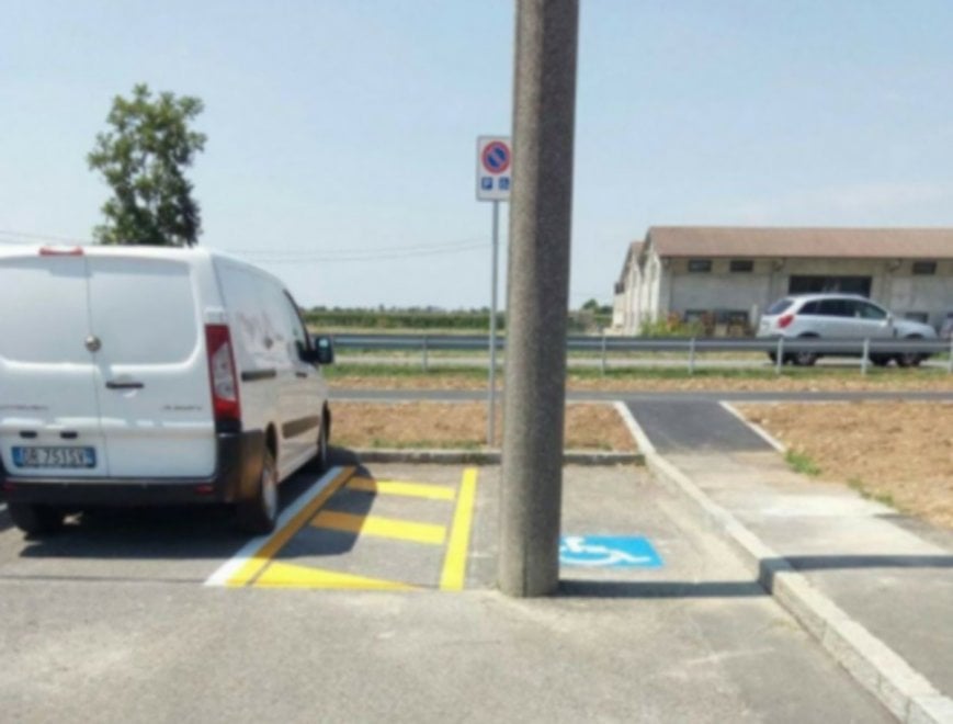 Zanica, al centro del parcheggio disabili c'è un palo della luce FOTO 01