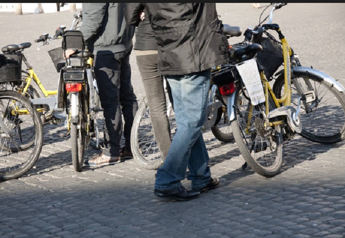 Bolzano invasa da bici elettriche, multe salatissime per chi le modifica