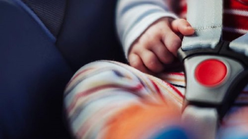 Bimbi dimenticati in auto, arriva l'obbligo del seggiolino salva-bebè