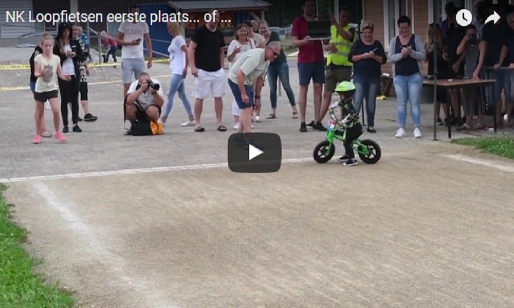 YOUTUBE Sta per vincere la gara di BMX, poi il bimbo torna indietro