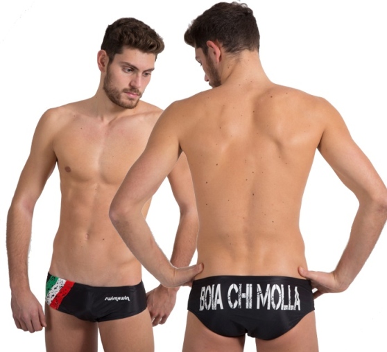 Boia chi molla": in piscina con questa scritta sul costume