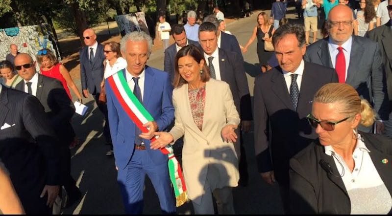 Latina, Parco Mussolini intitolato a Falcone e Borsellino. C'è la Boldrini, contestazioni