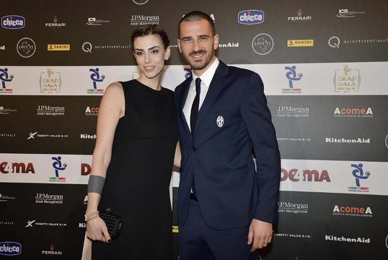 Martina Maccari al mare col marito FOTO: lady Bonucci fa impazzire i fan