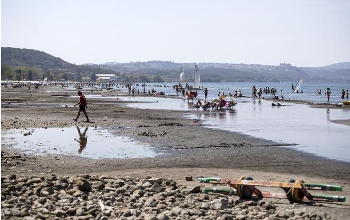 Siccità, M5s chiede stato d'emergenza. Raggi: "Roma non può restare senz'acqua". Ipotesi "turnazione"