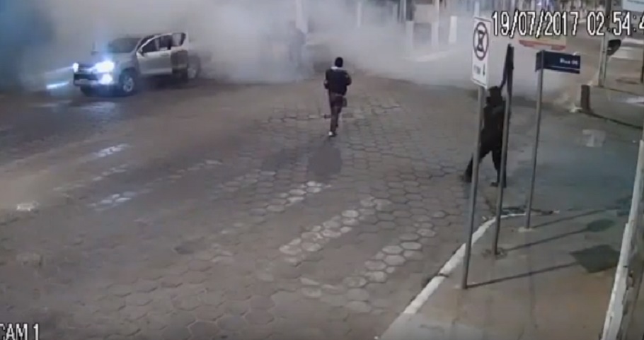 Rapina in banca in Brasile: i ladri fanno esplodere la parete esterna