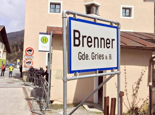 Migranti, Austria fa dietrofront: "Niente esercito al confine del Brennero, per ora"