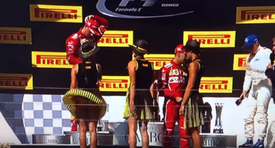 Gp Ungheria, vento alza la gonna alle pit girl sul podio