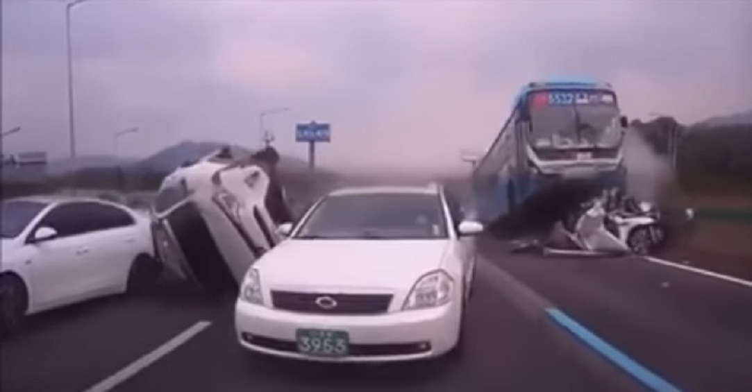 YOUTUBE Bus perde il controllo, tamponamento a catena in Corea del Sud: 2 morti