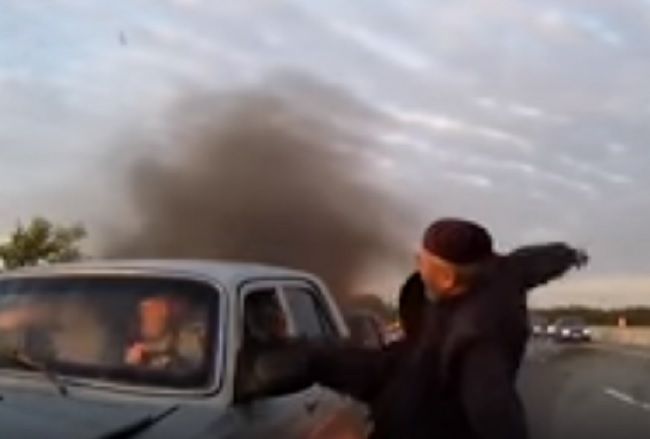 YOUTUBE Auto in fiamme, anziano salva i passeggeri così