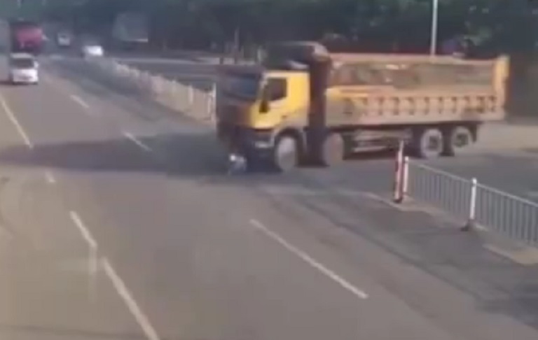 Camionista non si accorge del ciclista: lo investe e trascina per metri VIDEO