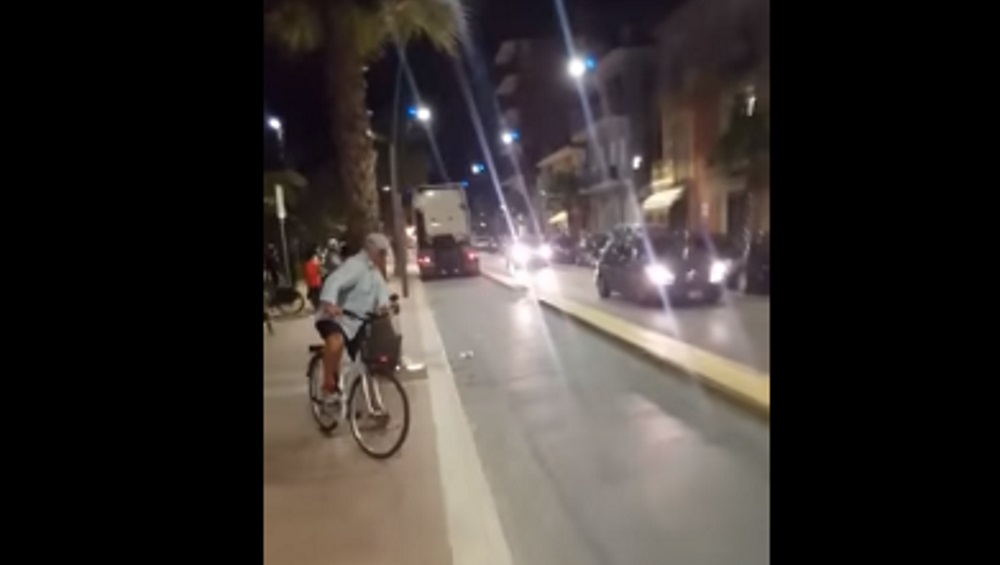YOUTUBE Camion sulla ciclabile a Civitanova Marche: paura attentato ma...