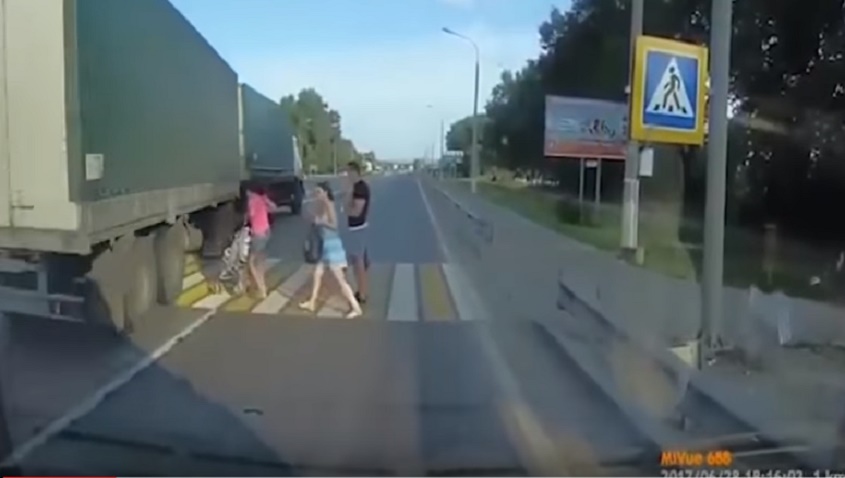 Camion sfiora passeggino sulle strisce, la mamma...