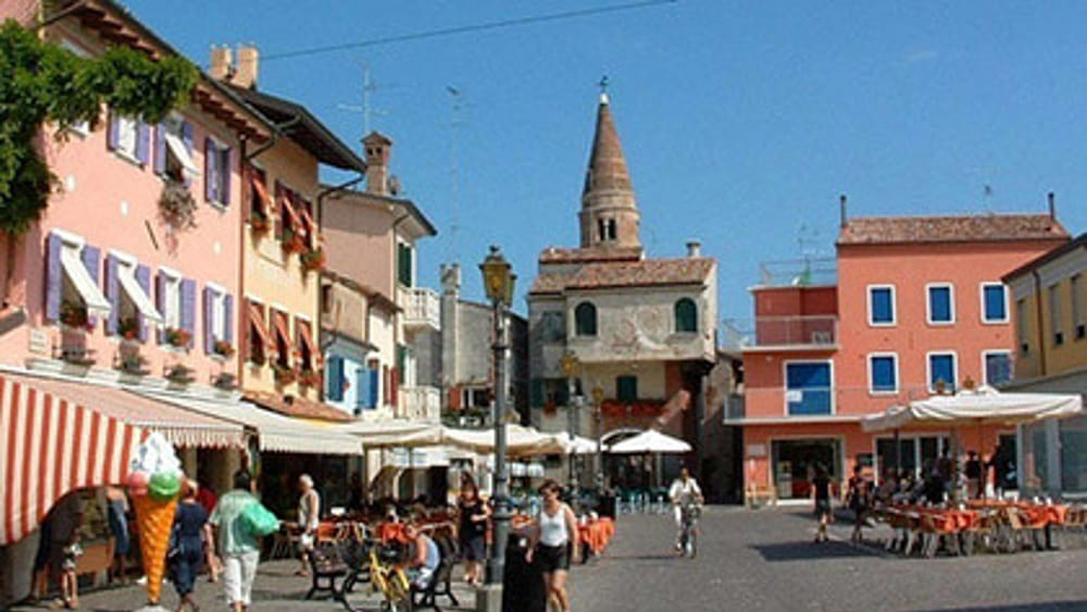 Caorle, respinto da una turista le dà un pugno e le spacca 5 denti