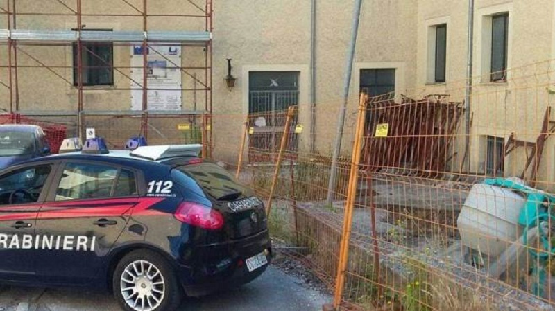 Operaio non pagato ruba in cantiere. I titolari sequestrano moglie e figli: arrestati