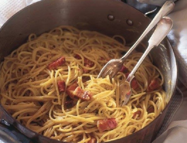 Carbonara con vino e panna: ricetta di Nigella Lawson fa infuriare il web