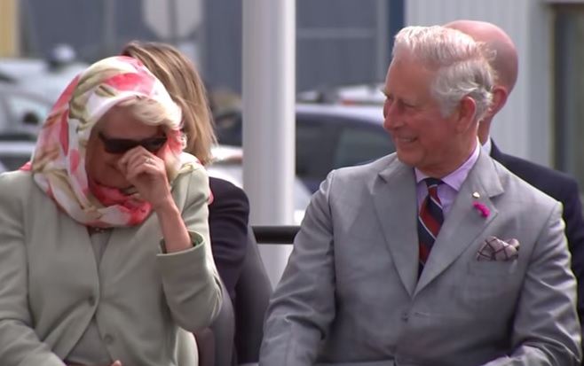 YOUTUBE Principe Carlo e Camilla non riescono a smettere di ridere al canto degli eschimesi