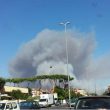 Roma, incendio pineta Castel Fusano: case sgomberate e strade chiuse