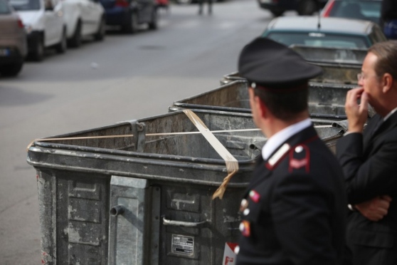 Roma, la bimba fa i capricci e il nonno la butta nel cassonetto: "Volevo darle una lezione"