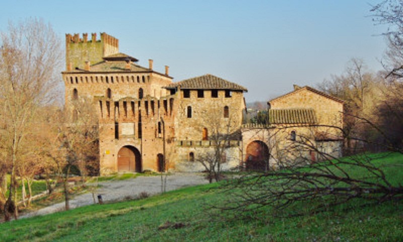 Ladri al Castello della Torricella, notte di terrore per la proprietaria: rapinata e accoltellata
