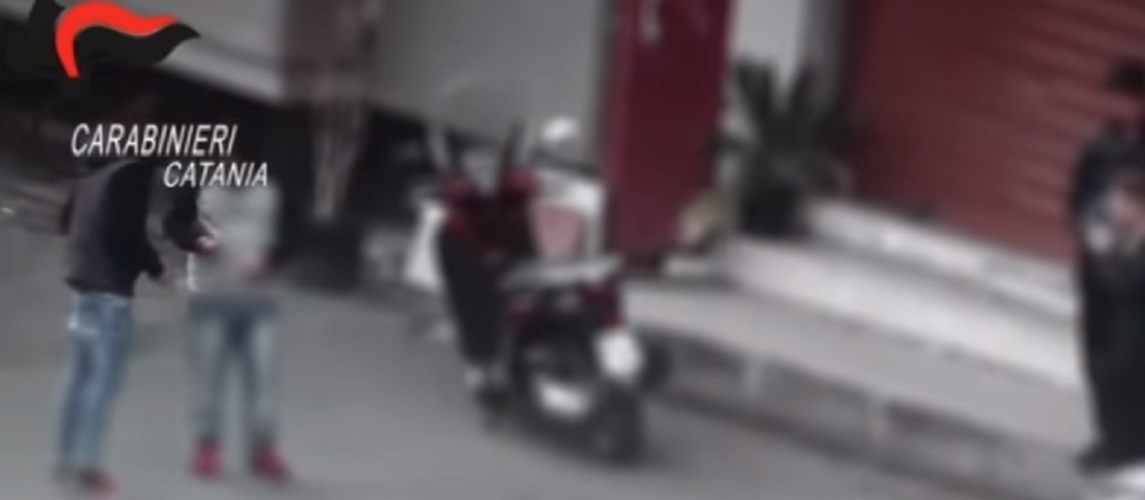 Usavano bambini per spacciare e per eludere controlli: 54 arresti a Catania
