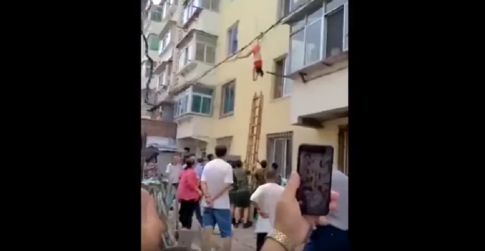 Amante appesa ai fili del lampione: la moglie di lui è tornata a casa prima