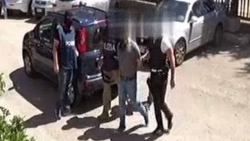 Terrorismo, fermato foreign fighter ceceno a Bari: indottrinava al martirio