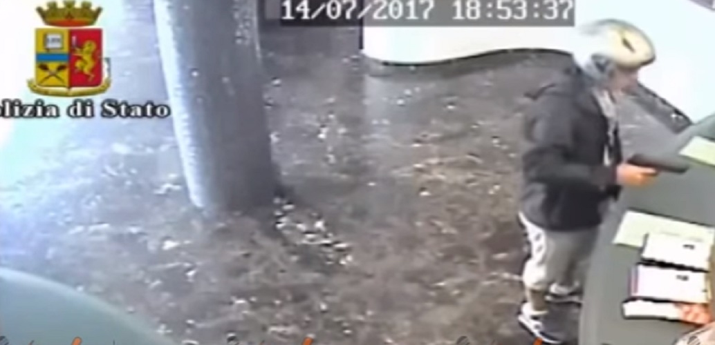 Napoli, rapina 100 euro al botteghino del teatro: ripreso da telecamera di sorveglianza