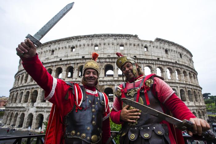 Roma, centurioni pronti al ricorso contro Virginia Raggi: "Fateci lavorare"