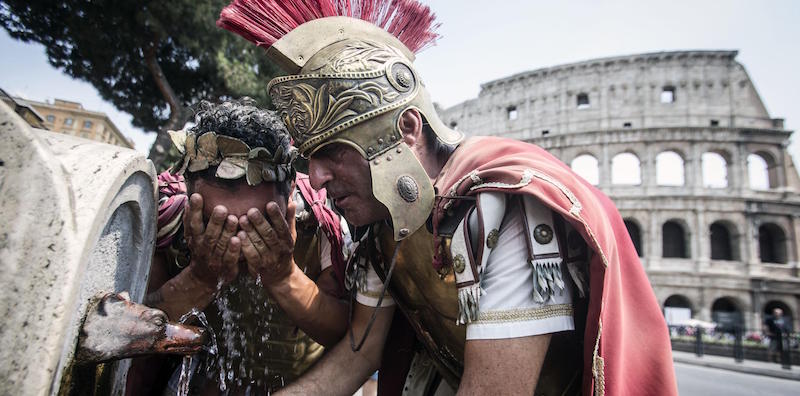 Centurioni, Virginia Raggi ci riprova: "Vietati nel Centro Storico. Multe di 400 euro"