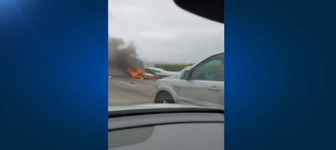 California, Cessna si schianta sull'autostrada: ricoverate le due persone a bordo VIDEO