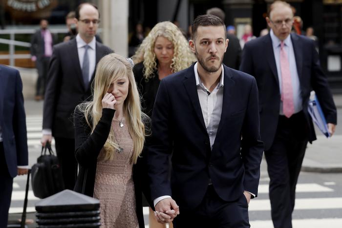 Charlie Gard, nessuna decisione. La madre disperata: "E se fosse stato vostro figlio?"