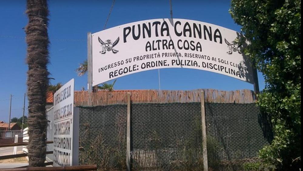 Chioggia. Spiaggia fascista a Punta Canna: prefetto ordina rimozione cartelli nostalgici